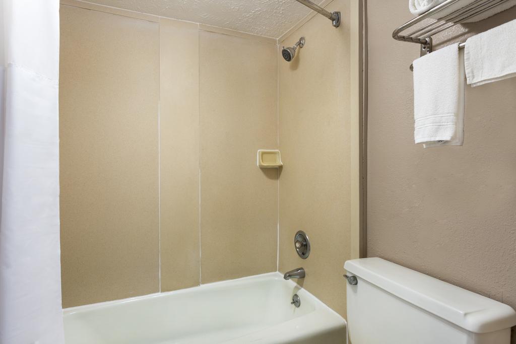 Super 8 By Wyndham Locust Grove Motel Bagian luar foto