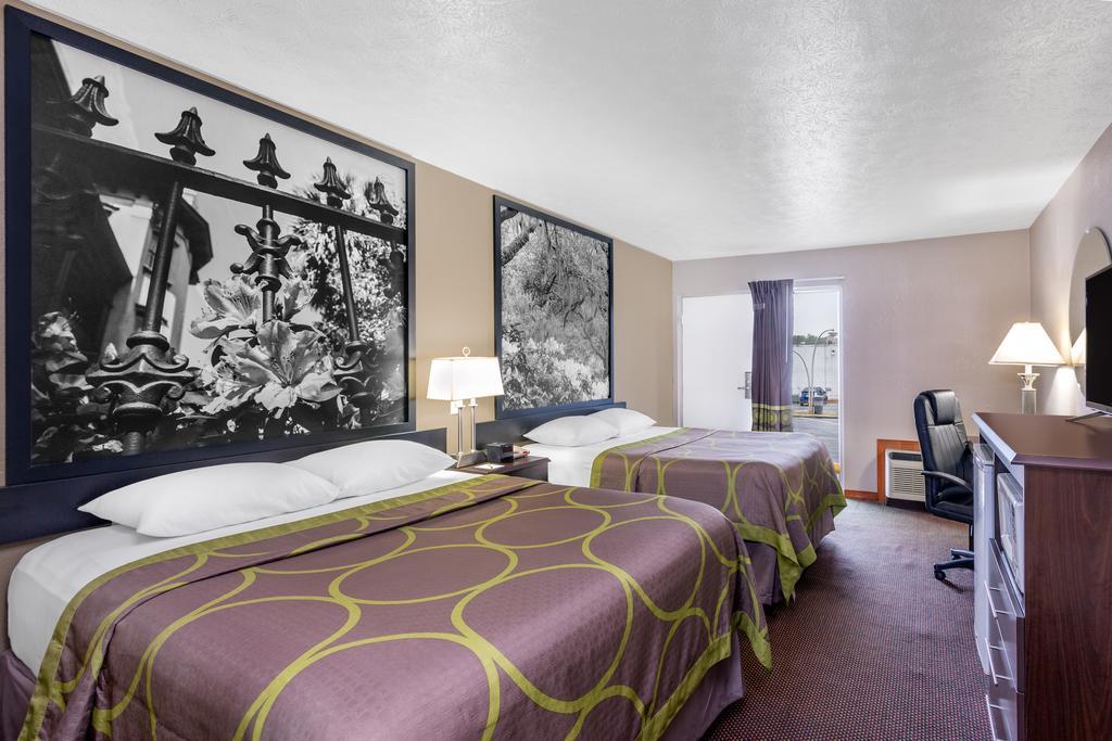 Super 8 By Wyndham Locust Grove Motel Bagian luar foto