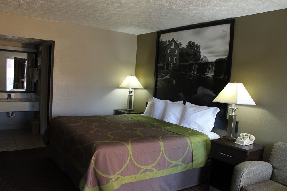 Super 8 By Wyndham Locust Grove Motel Bagian luar foto