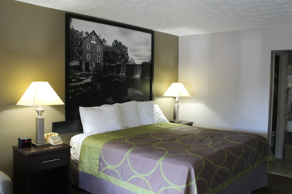 Super 8 By Wyndham Locust Grove Motel Bagian luar foto