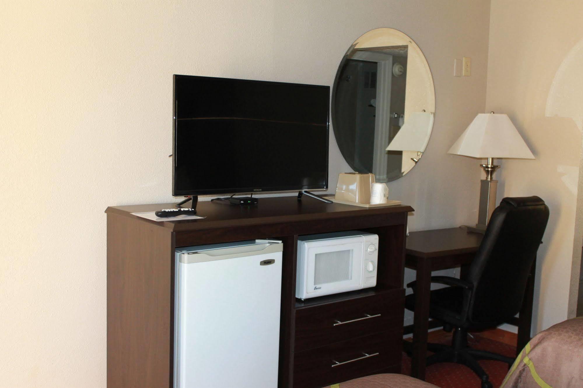 Super 8 By Wyndham Locust Grove Motel Bagian luar foto